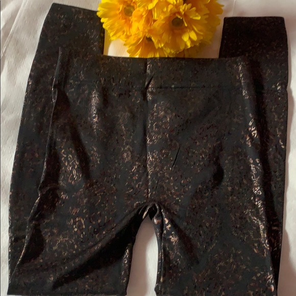 🎉HP🎉BLACK/GOLD METALLIC CHEETAH PRINT LEGGINGS - Picture 4 of 8